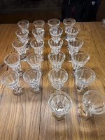 22 Weingläser mit Facettenschliff gebrauchter Zustand
