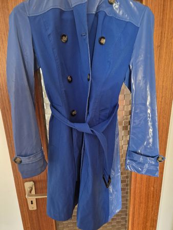 interessanter modisch geschnittener blauer Regenmantel