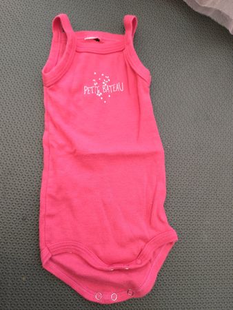 Petit Bateau Body rosa mit Defekt - kleinen Loch 