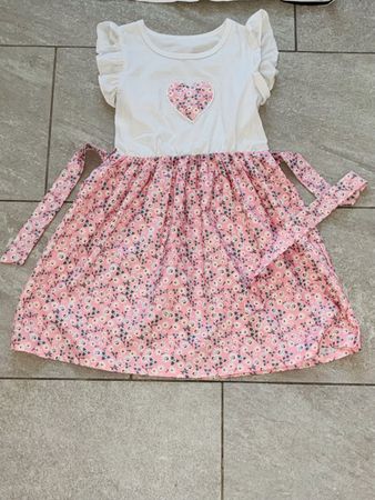 Kleid Sommerkleid Blumenmuster Herz Applikation Grösse 122