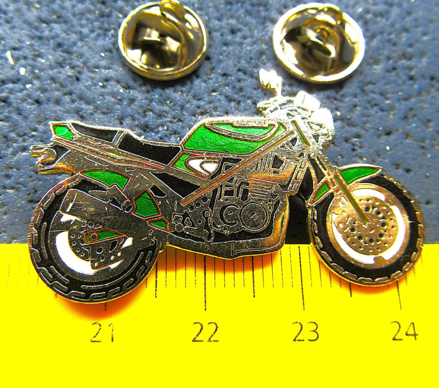 Placchette & Badge: SUZUKI MOTORRAD 2NÄGEL PIN ENAMEL – Usato da Ettingen venduto da Hausi4711