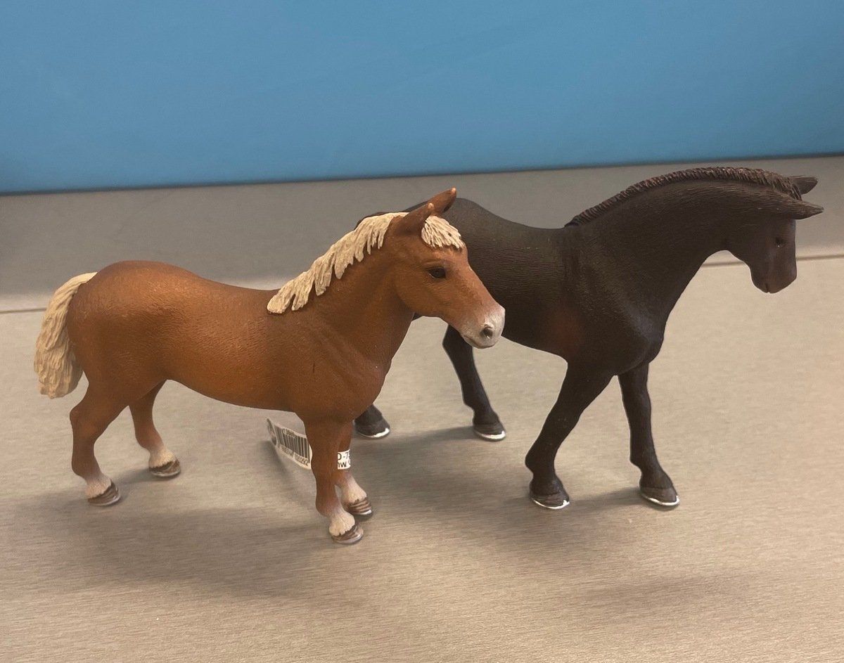 Schleich Spielzeuge: Schleich 2 Turnierpferde und 2 andere Pferde – Gebraucht aus Sirnach von sagrotin 5