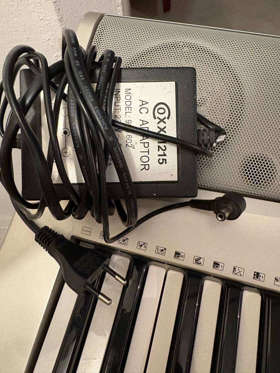 Yamaha Strumenti musicali: Yamaha Keyboard PSR-E313 mit Ständer und Netzteil – Usato da Romanshorn venduto da Ssivakumar 2