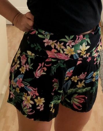 Bunte Zara kurze Hose / Shorts aus 100% Viskose M 39 Blumen