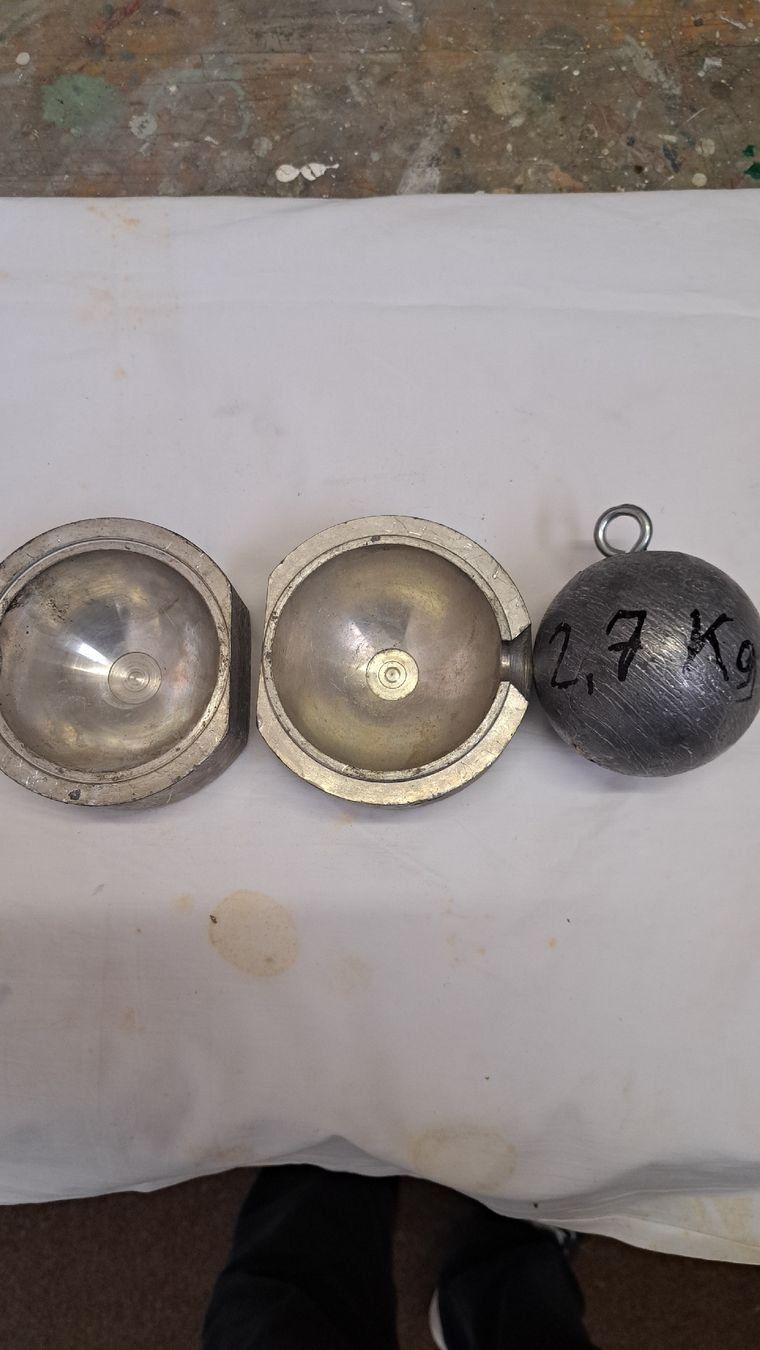 Esche: Fischerblei Giessform Blei Bleikugel ca. 2.7kg – Usato da Giswil venduto da Pearllure