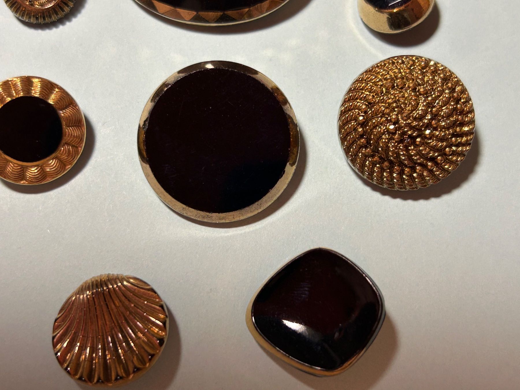 Bottoni: Schwarze Glasknöpfe mit Goldbedampfung – Nuovo (secondo la descrizione) da Pfeffingen venduto da Alusru70 1