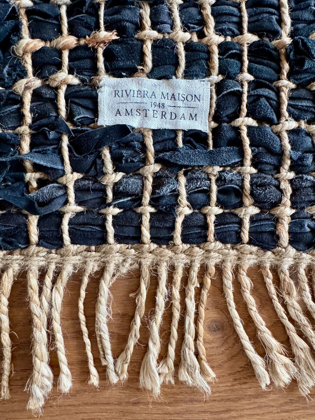 Tappeti: Tapis jute-cuir noir – Usato da Prez-vers-Noréaz venduto da B.Schoepfer 3