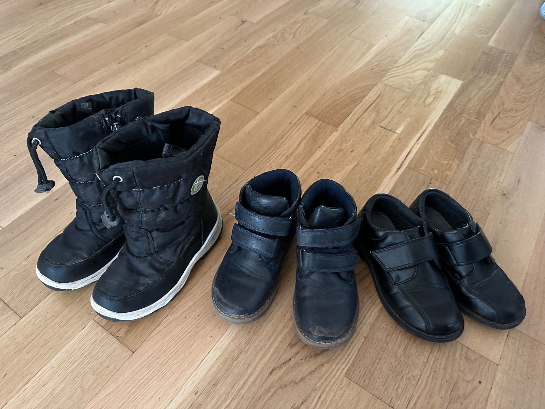 Scarpe per ragazzi: 3 Paar Kinderschuhe Gr. 28 – Usato da Neuenhof venduto da FairDeal81