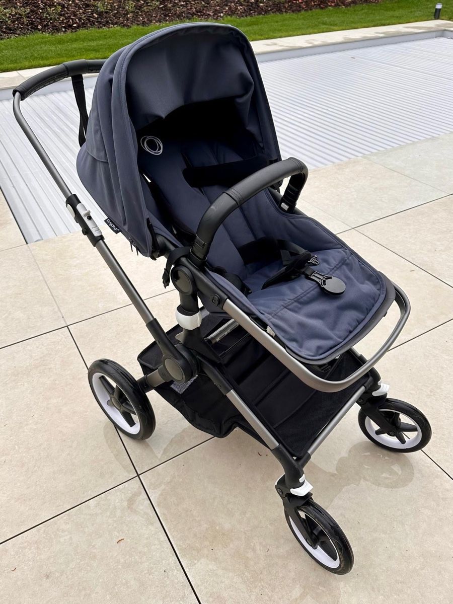 Bugaboo Carrozzine: Poussette Bugaboo Fox 3 bleu marine - très peu utilisée – Usato da Châtillon JU venduto da Spritch