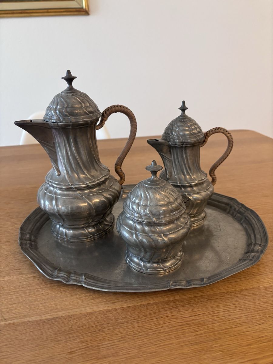 Set di piatti: Antikes Zinn-Kaffee-/Teeservice mit Tablett – Usato da Zürich venduto da barb01