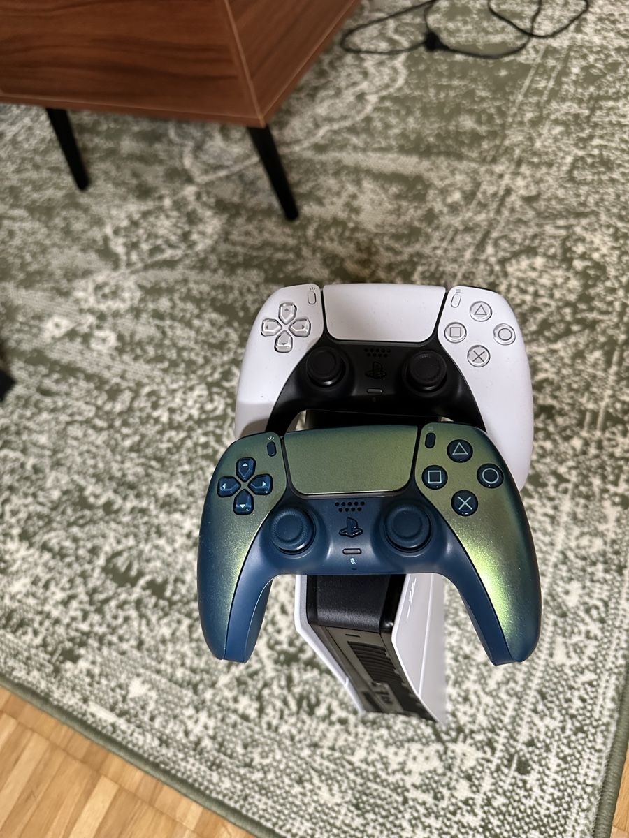 Sony Consoles: PS5 Dig. Edition + 2 Controller (Neuwertig!) – D'occasion à Zürich par Ramongross 1