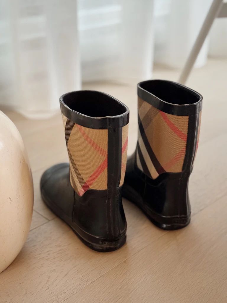 Burberry Scarpe per ragazze: Burberry House Check Panel Rain Boots fits 36-37 – Usato da Puidoux venduto da vendange 2