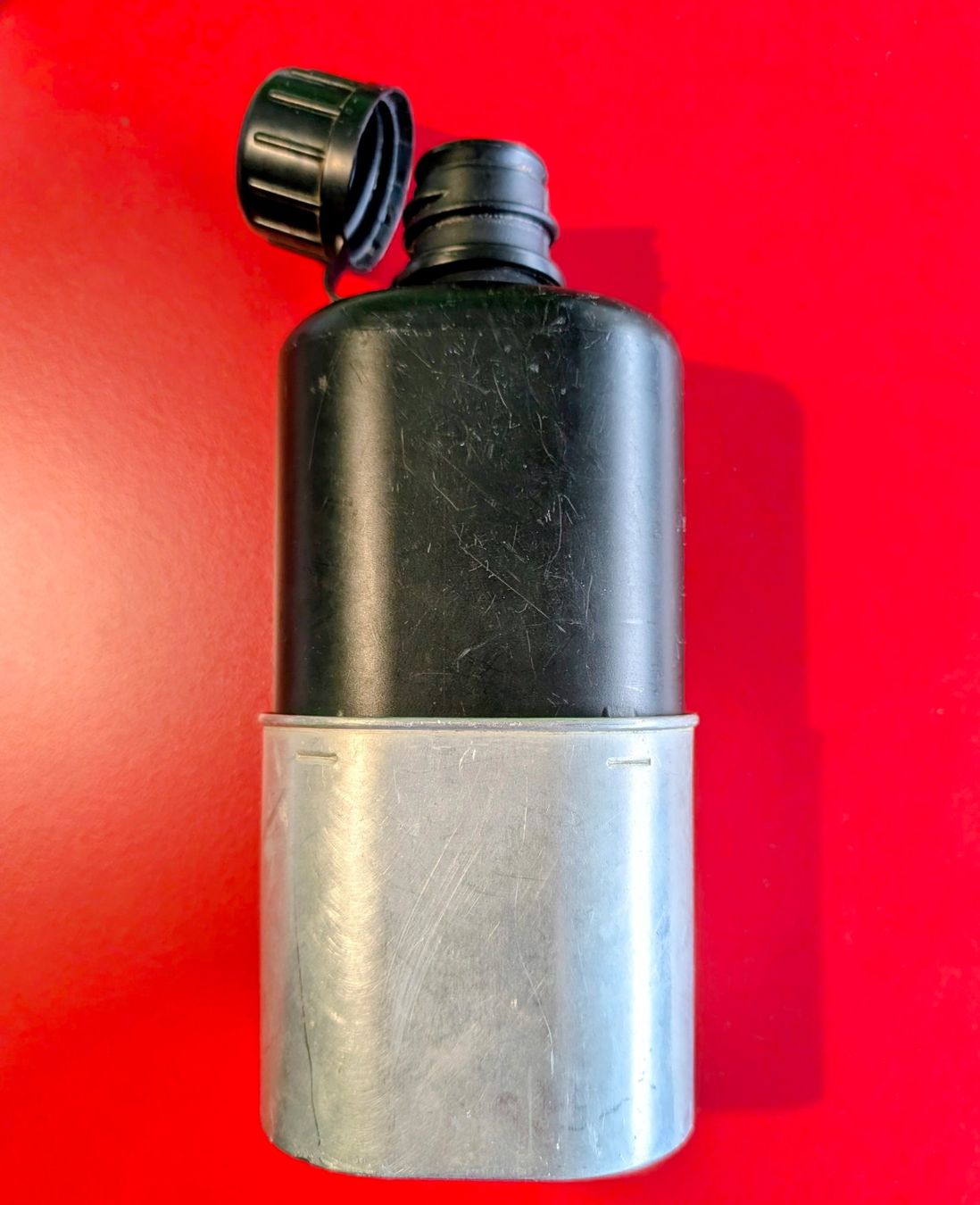 Schweizer Armee Attrezzatura & Pezzi di ricambio: SCHWEIZER ARMEE MILITÄR FELDFLASCHE TRINKFLASCHE MIT BECHER – Usato da Düdingen venduto da Quartierstrasse