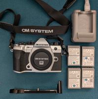 OM-5 Mark ll Silber/Schwarz, 1080 Auslösungen, Neuwertig