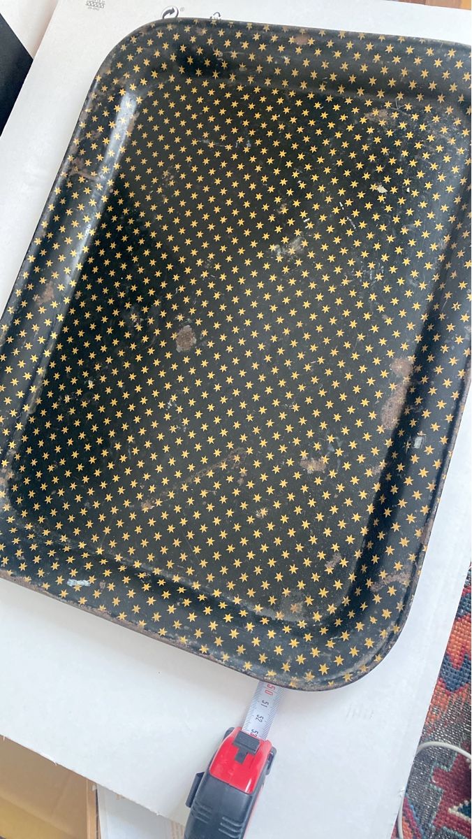 Servierplatten: Vintage Serviertablett mit Sternenmuster, Schwarz/Gold – Gebraucht aus Flawil von IrisK010203
