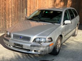 Volvo V40 2.0T Kombi, silber, JG 2001