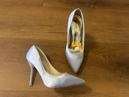 Pumps aus Satin mit Strasssteinen Grau Elegant Gr 38 NEU
