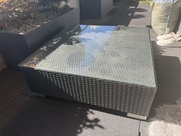 Grosse Lounge Tisch mit Glasplatte, ideal für Sommer!
