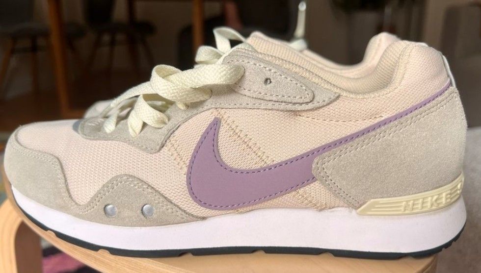 Nike Scarpe da donna: Nike Venture Runner Trainers, Size 38.5 – Usato da Zürich venduto da Rissons