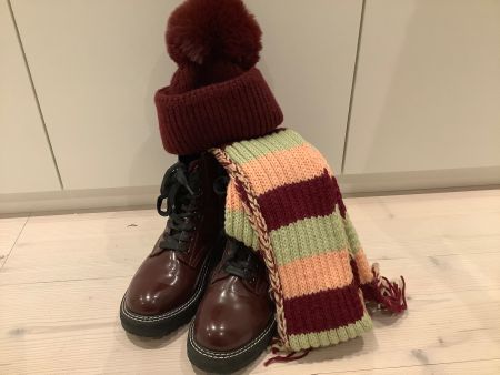 Coole Damen-Boots mit passender Mütze und Schal
