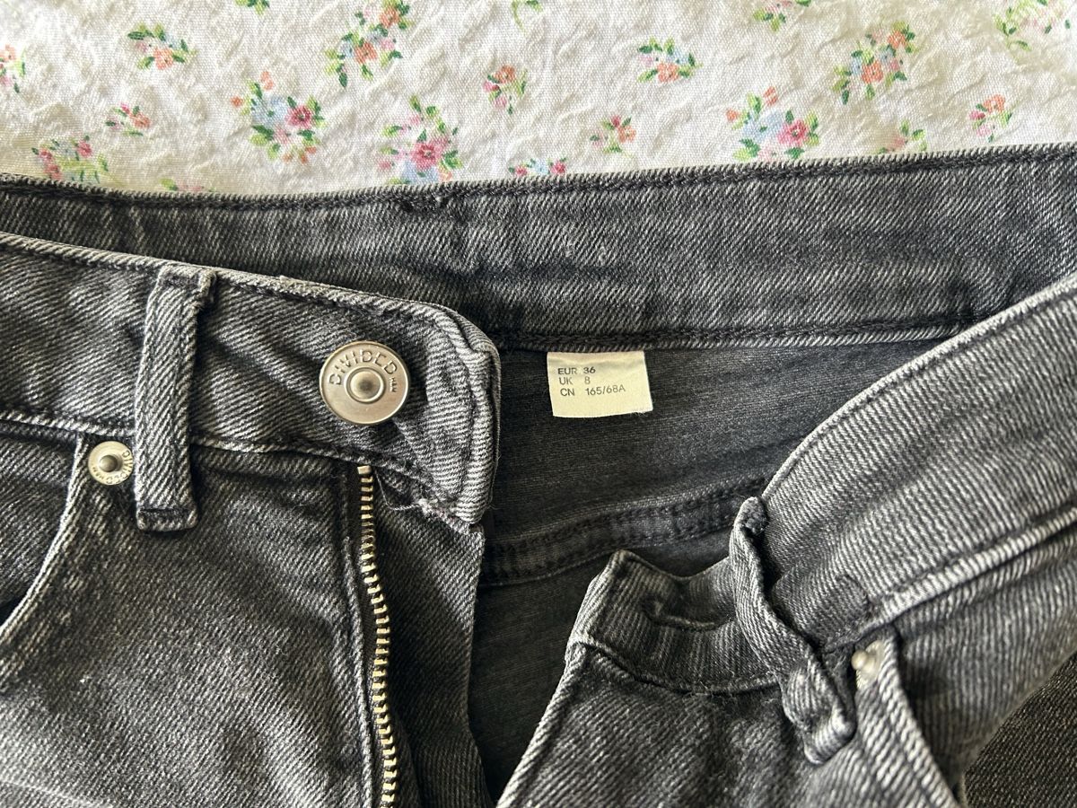 H&M Pantaloni: Short jeans noir  – Usato da Lausanne venduto da SaraSkjellaug 1