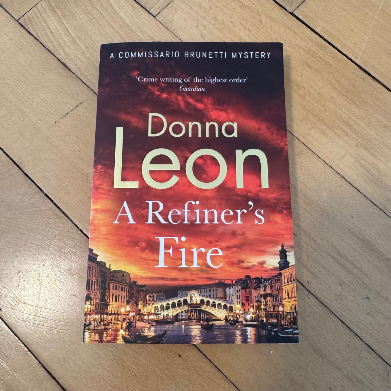Libri: Donna Leon: A Refiner's Fire - der neuste Brunetti! – Nuovo (secondo la descrizione) da Luzern venduto da philippbrl