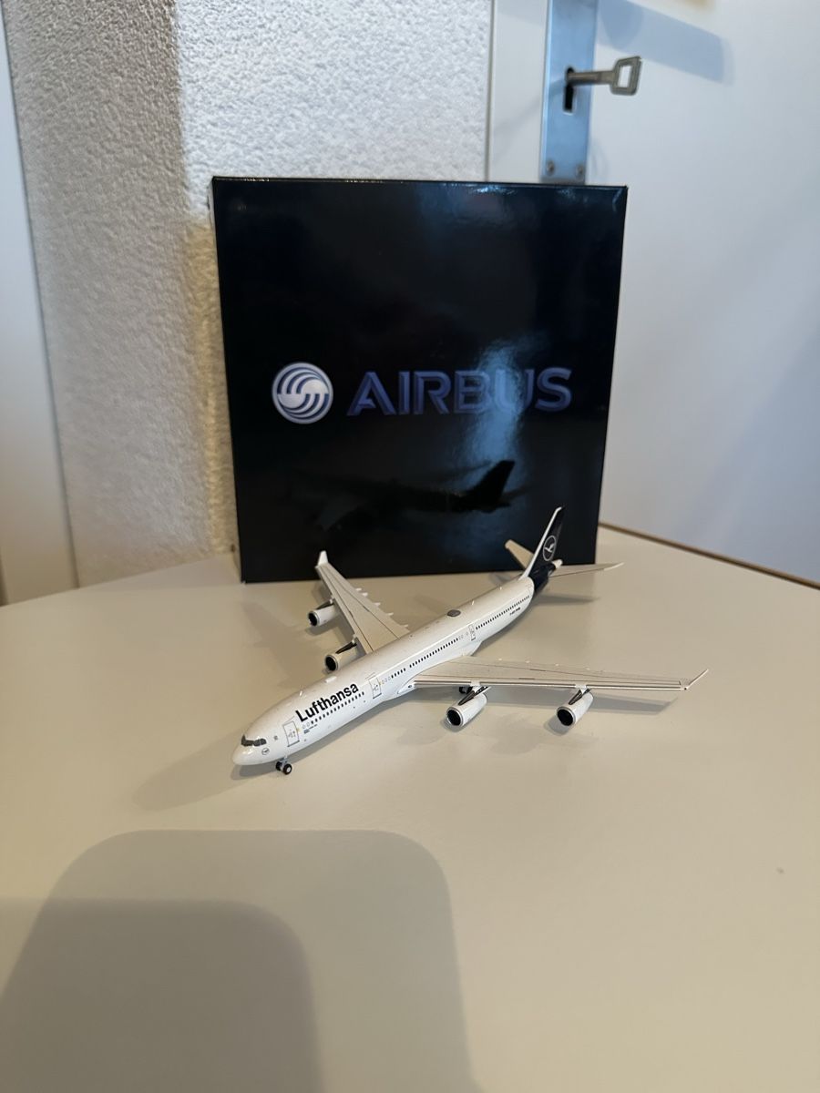 Airbus Kit di modellismo & Modellini statici: Airbus A340-300 Lufthansa Panda Models 1:400 – Nuovo (secondo la descrizione) da Roggwil TG venduto da Cessna1721