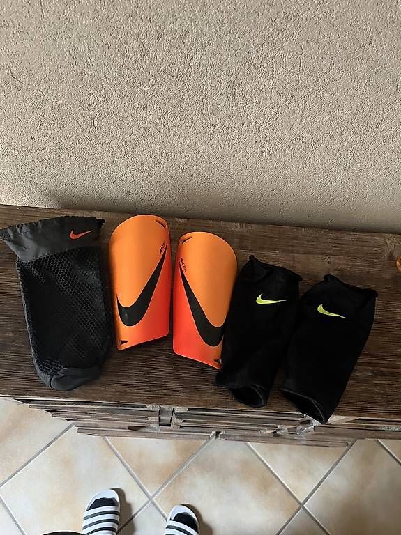 Protezioni & Imbottiture: Nike Fussballschoner – Usato da Buttisholz venduto da Katja_H 1