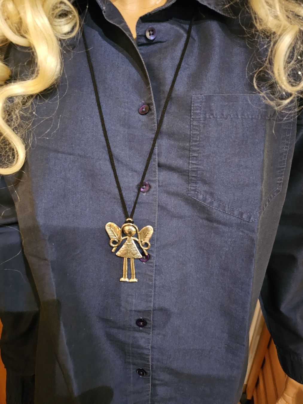 Chemisiers: dunkelblaue Bluse mit Shirt gr.38 und Modeschmuck – D'occasion à Ferden par jemyce 2