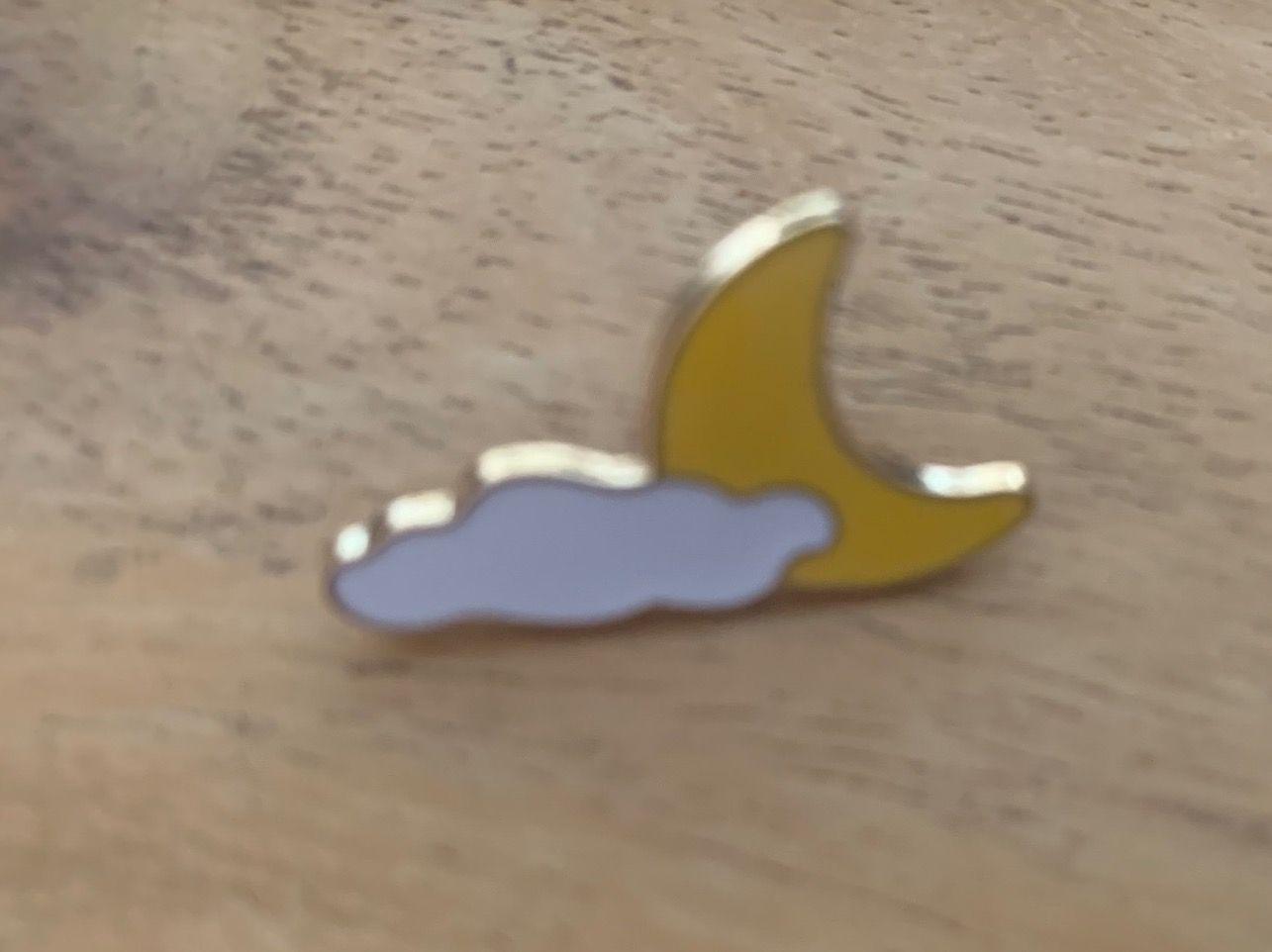 Placchette & Badge: Pin   Mond  Wolke – Nuovo e nell'imballaggio originale da Geneve venduto da vane267