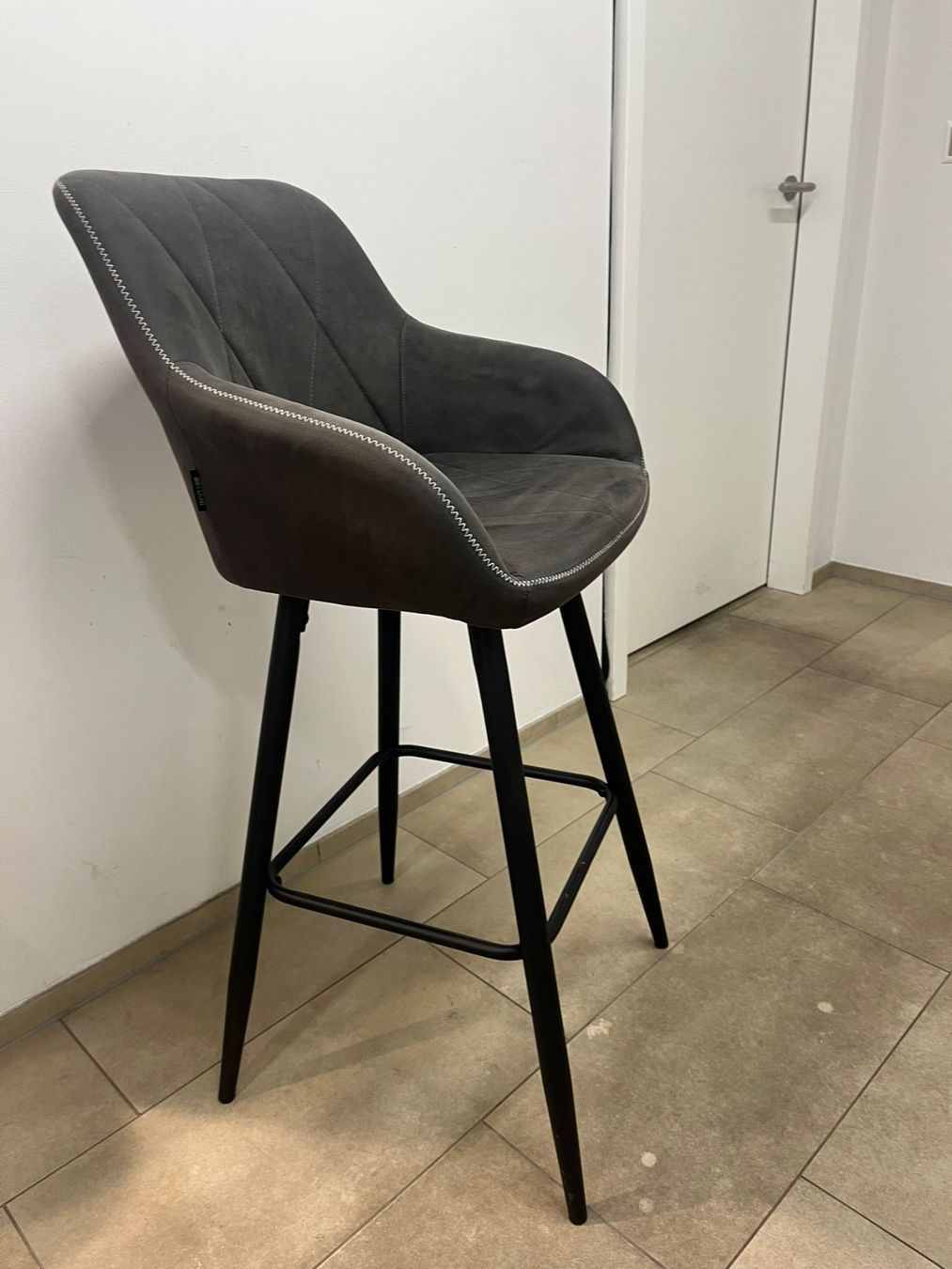 Chaises hautes: Barstühle – D'occasion à Zürich par Vergani_Loewenplatz 2