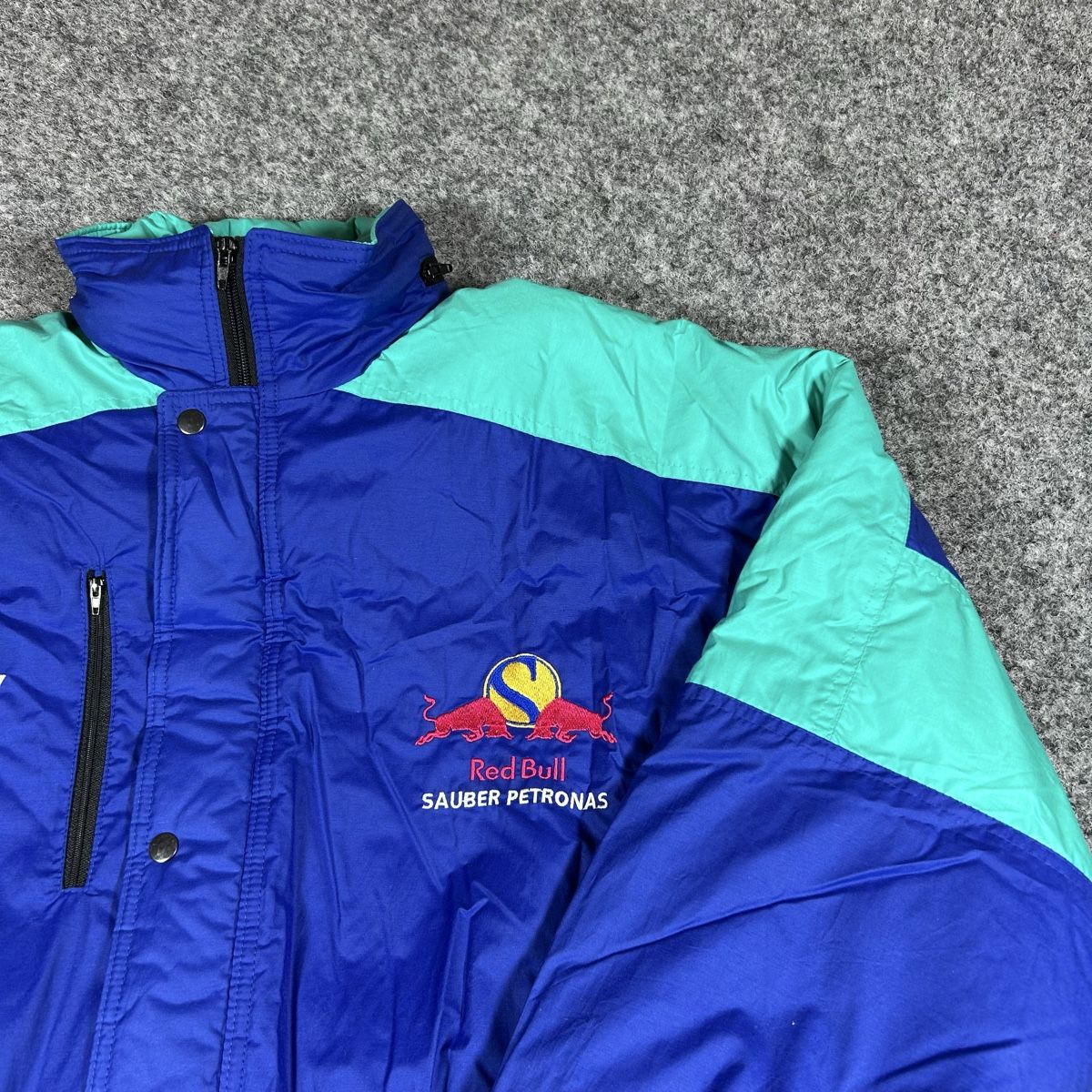 Red Bull Giacche: 1990s Red Bull jacket – Nuovo (secondo la descrizione) da La Sagne NE venduto da Matlasape 2