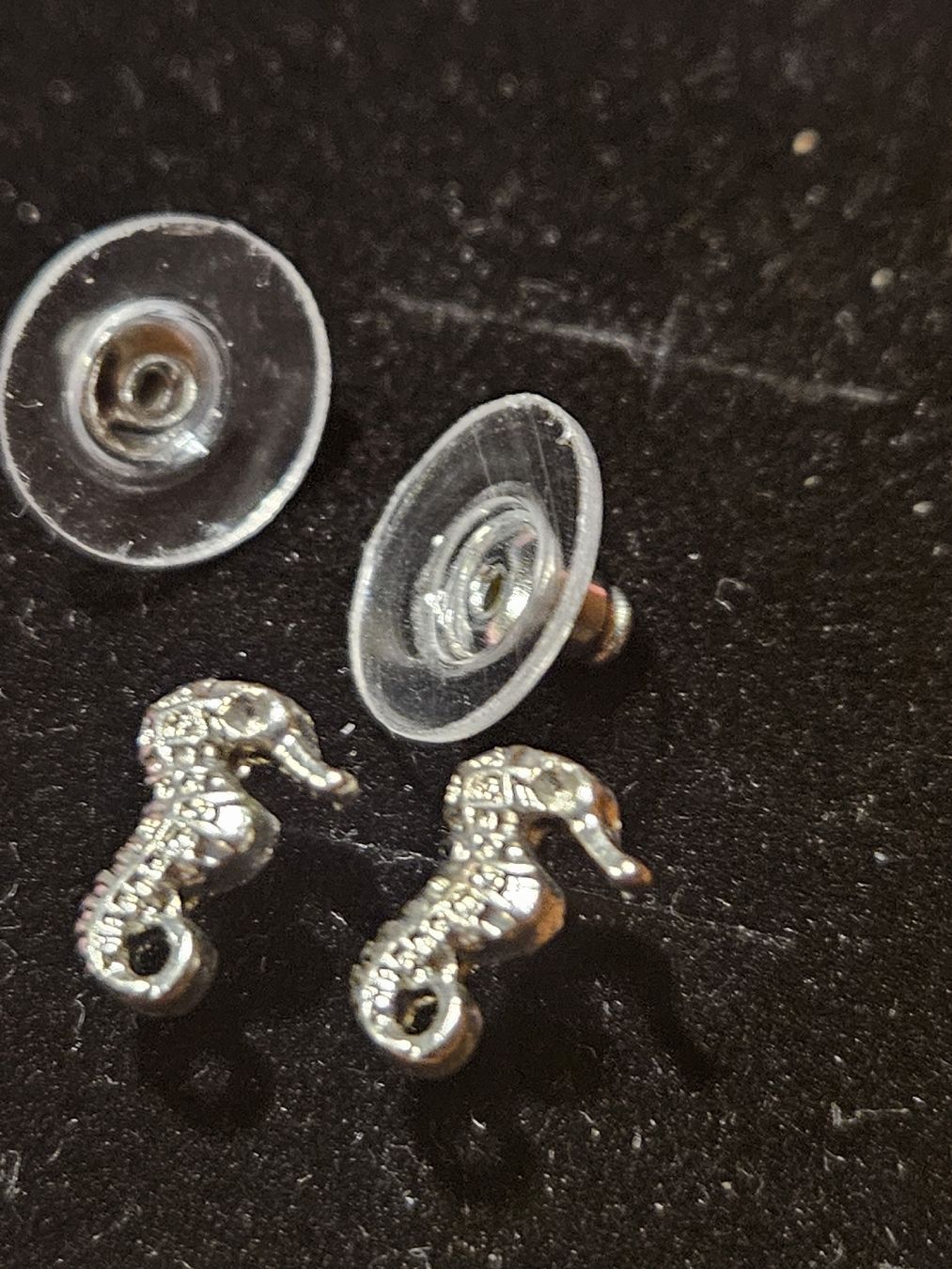 Ohrringe & -stecker: Ohrstecker Seepferdchen silberfarben gebraucht – Gebraucht aus Wettingen von Sk8ertomda