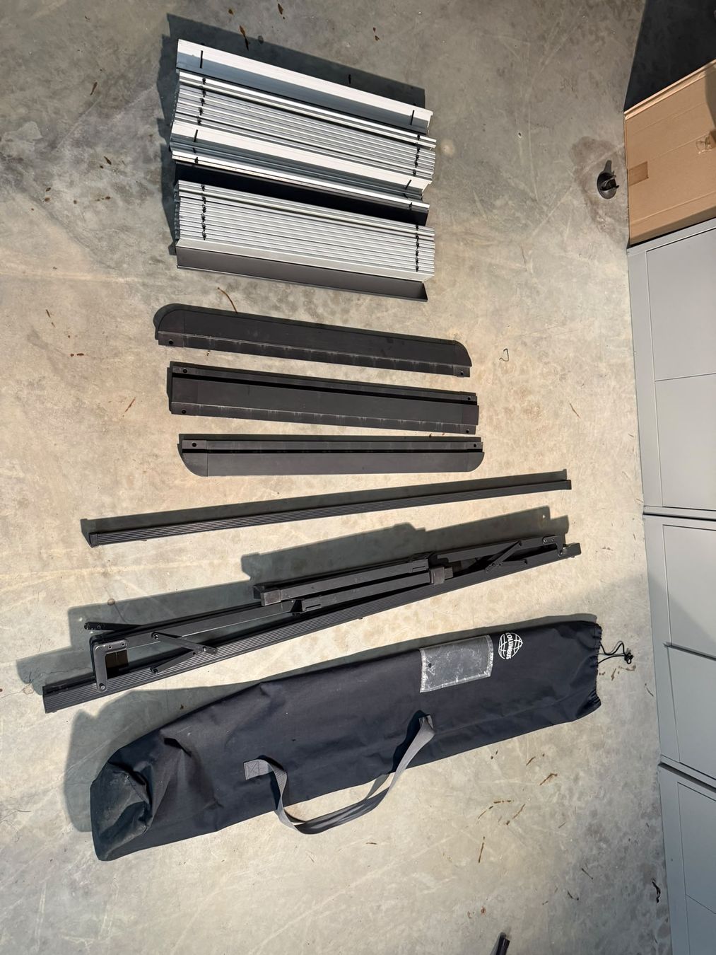 Tavoli: Rolltisch silber 140 x 80 x 75 – Usato da Neuenkirch venduto da Reisecaravan 2