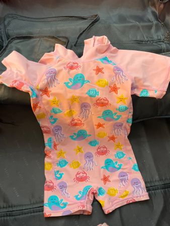 Badeanzug Grösse 98/104, UV-Schutz, rosa mit Meerestieren.