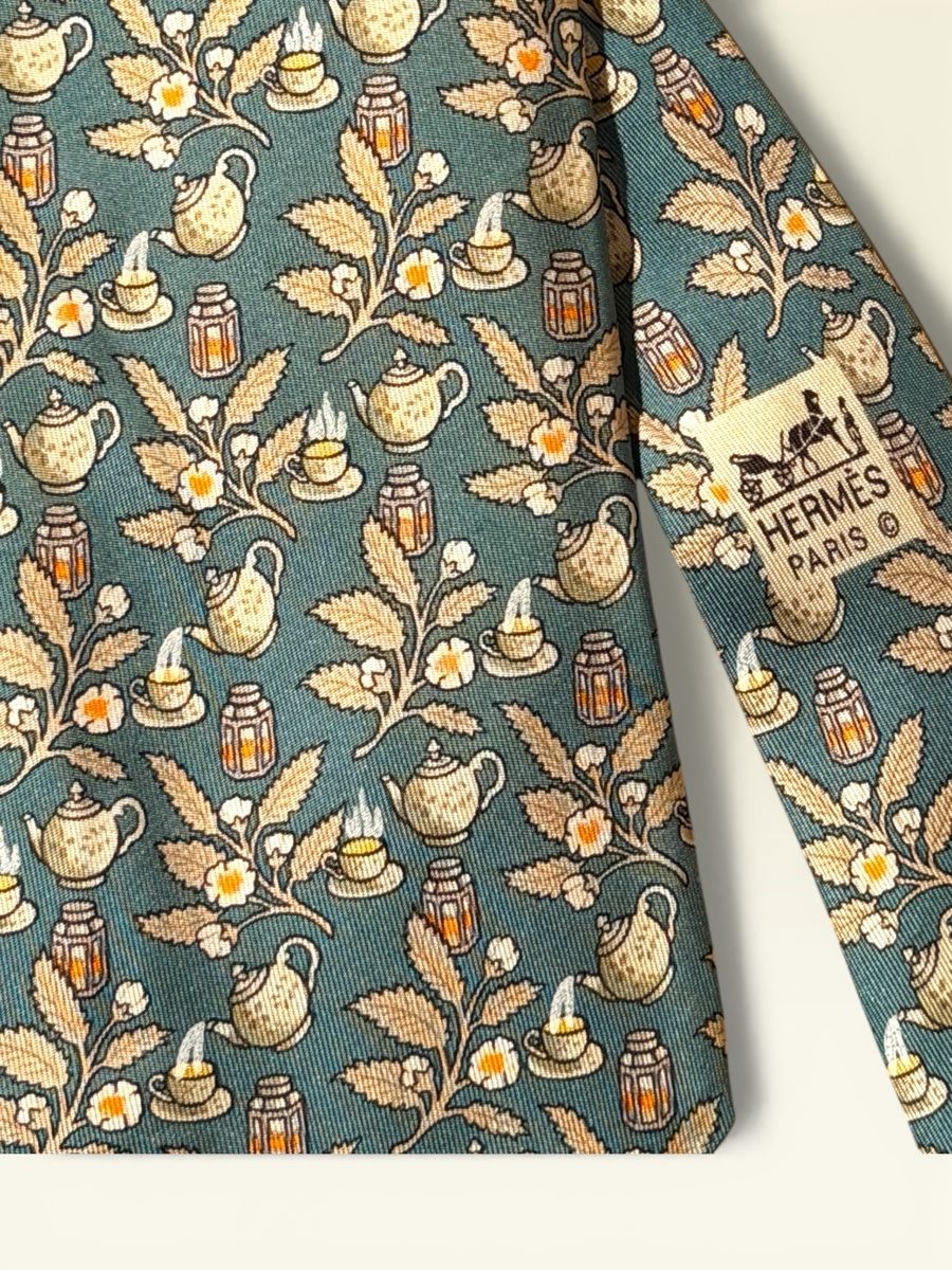 Hermès Cravatte: Hermès Paris Tea Time Silk Tie - Excellent Condition! – Usato da Lausanne venduto da artnouveau04 1