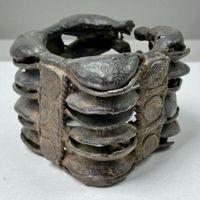 Ancien bracelet rattle Ashanti en bronze à 15 grelots, Ghana