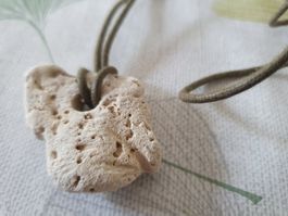 Kette mit Stein Anhänger Naturmaterial beige