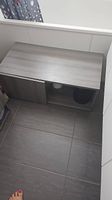 Niedriger Schrank mit Tür