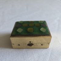 Pillendose Messing Emaille grün mit Inhalt