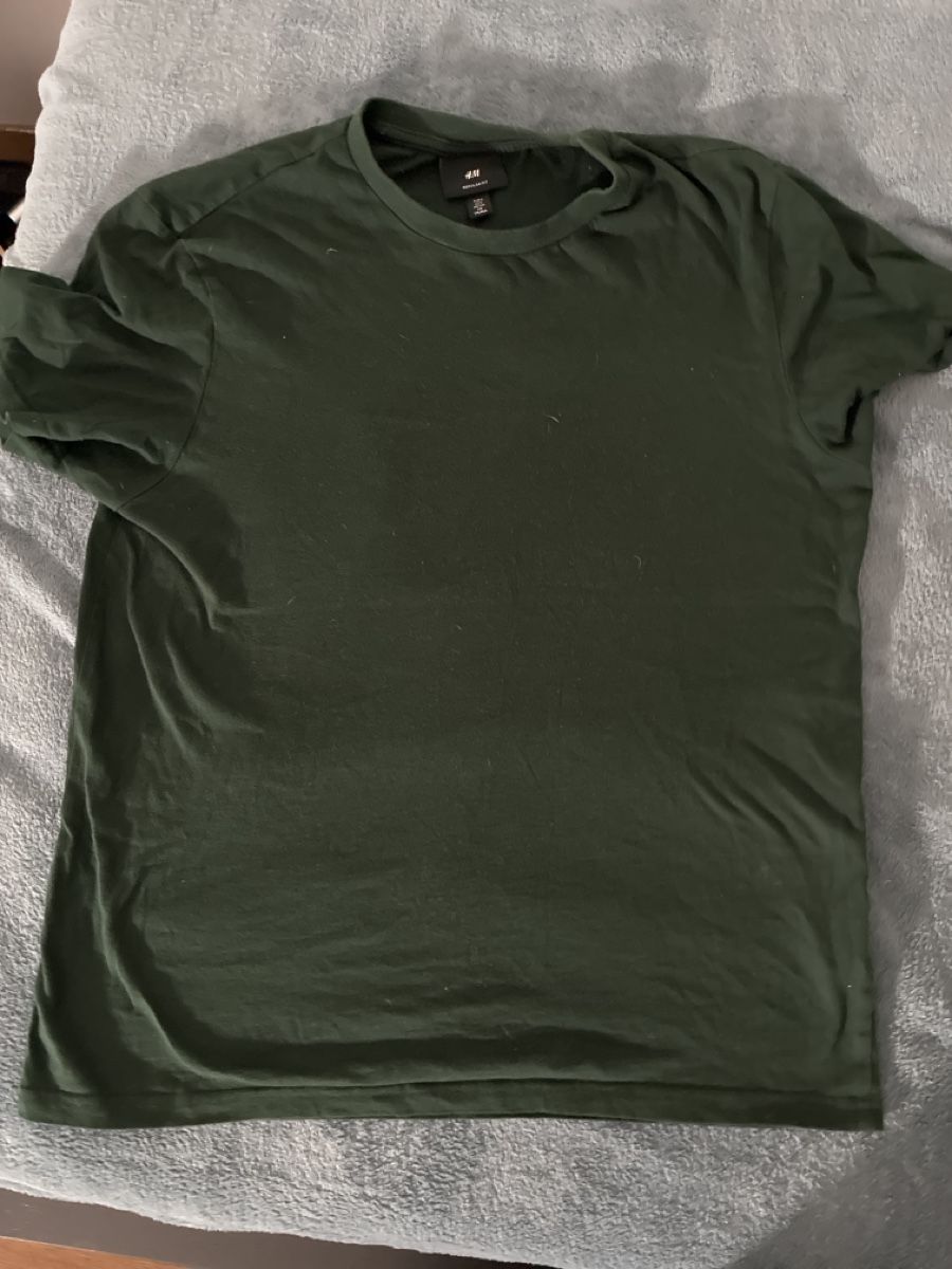 H&M T-shirts: H&M Grünes T-Shirt  – D'occasion à Gattikon par The.Sparklab