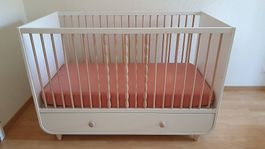Lit bébé MYLLRA avec matelas