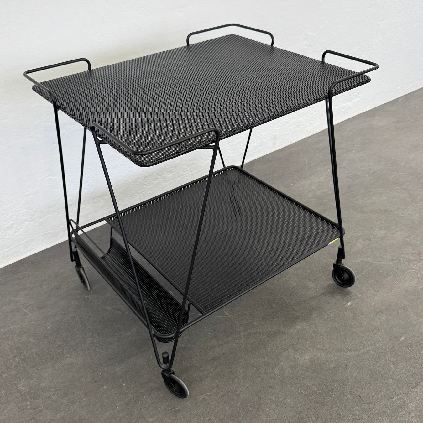 Gubi Valigie & Borse: Gubi Matégot Trolley Servierwagen – Usato da Schönenwerd venduto da mcofficeshop 1