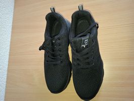 Sneakers / Freizeitschuhe Schwarz Gr. 42 – NEU