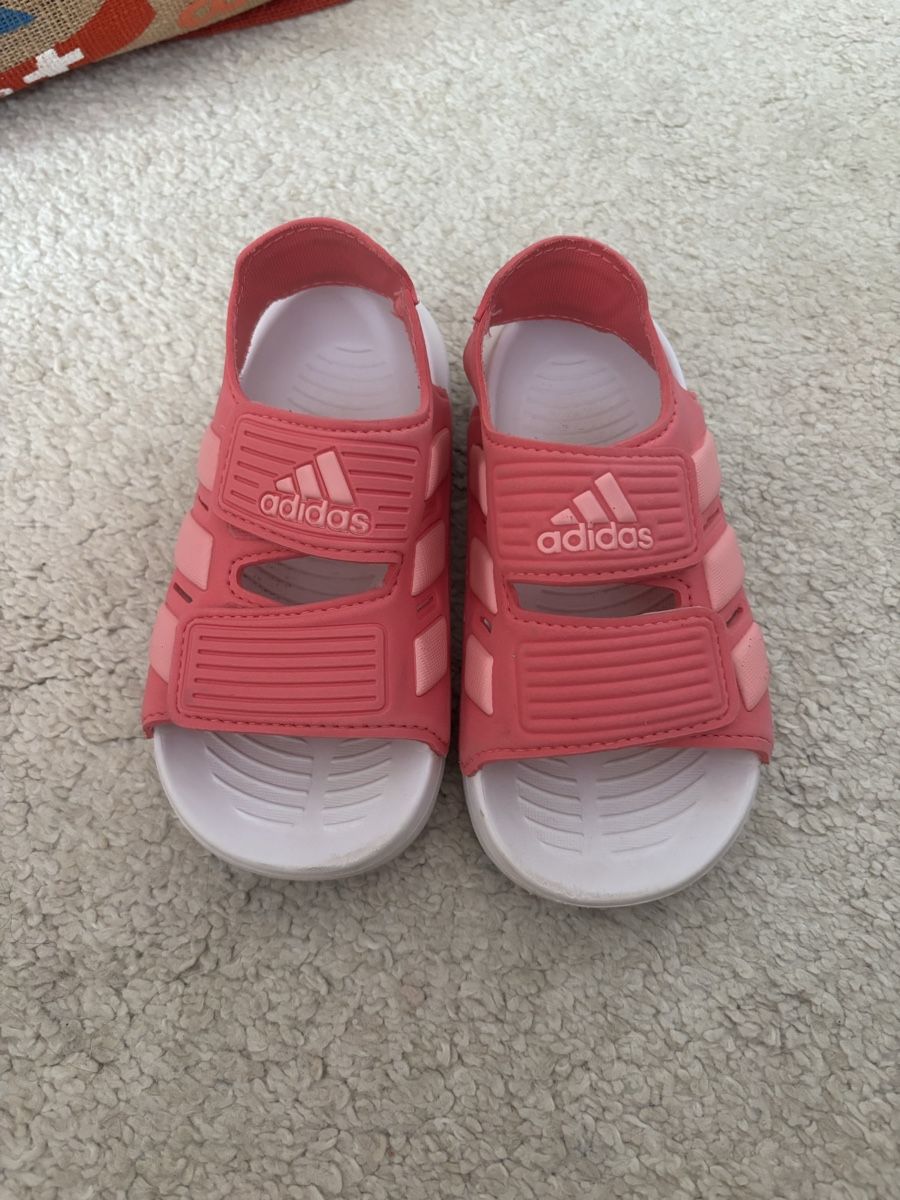 Adidas Scarpe per ragazze: Adidas Sandalen 26 – Usato da Winterthur venduto da Bilure