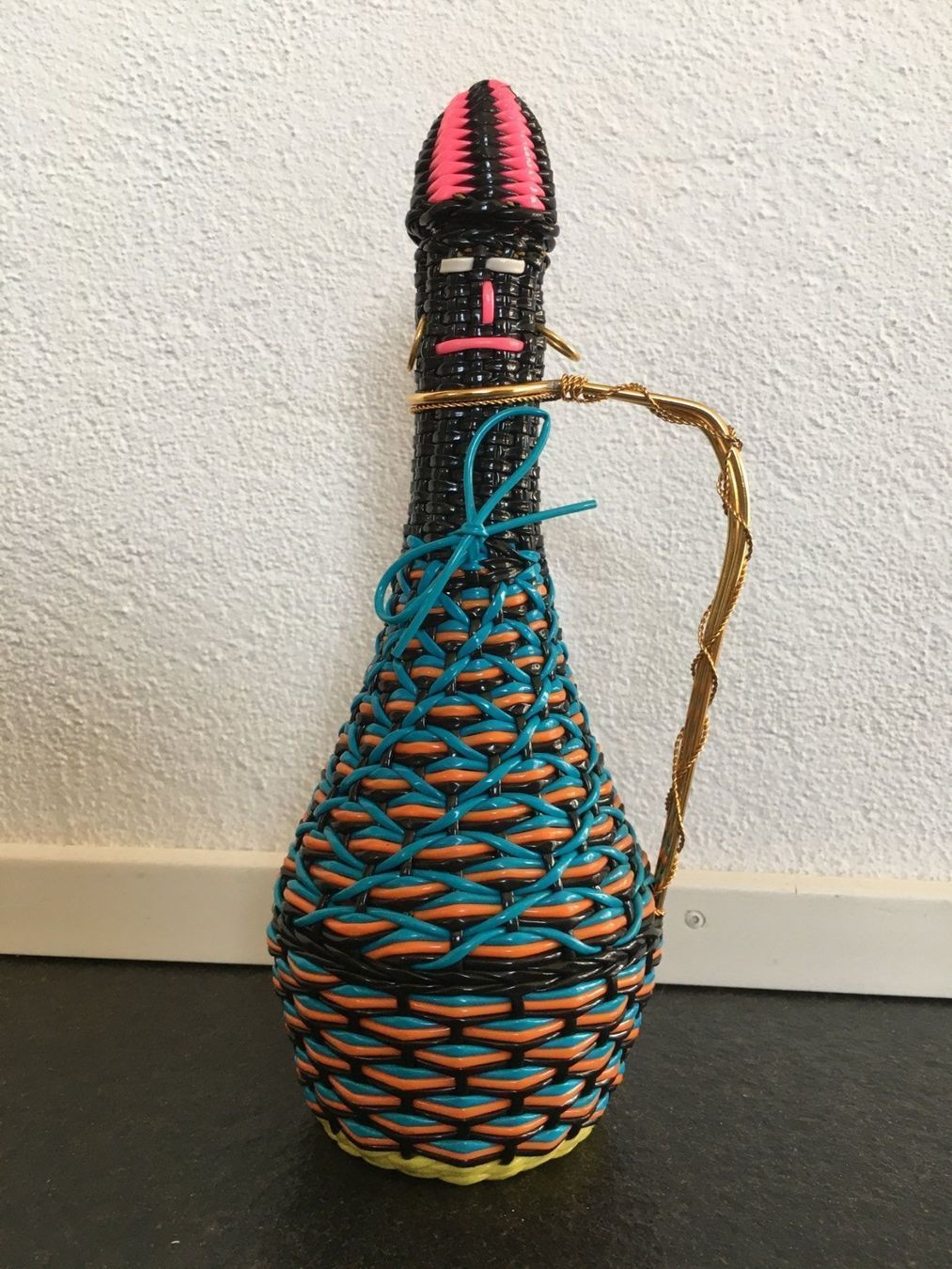 Autres vaisselles & verres: Glasflasche mit Scoubidou – D'occasion à Samstagern par TAAF