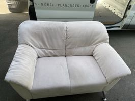 Bequemes hellbeiges 2er Sofa