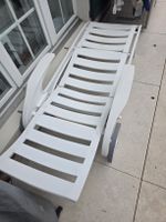 Alter Liegestuhl mit Gebrauchsspuren.