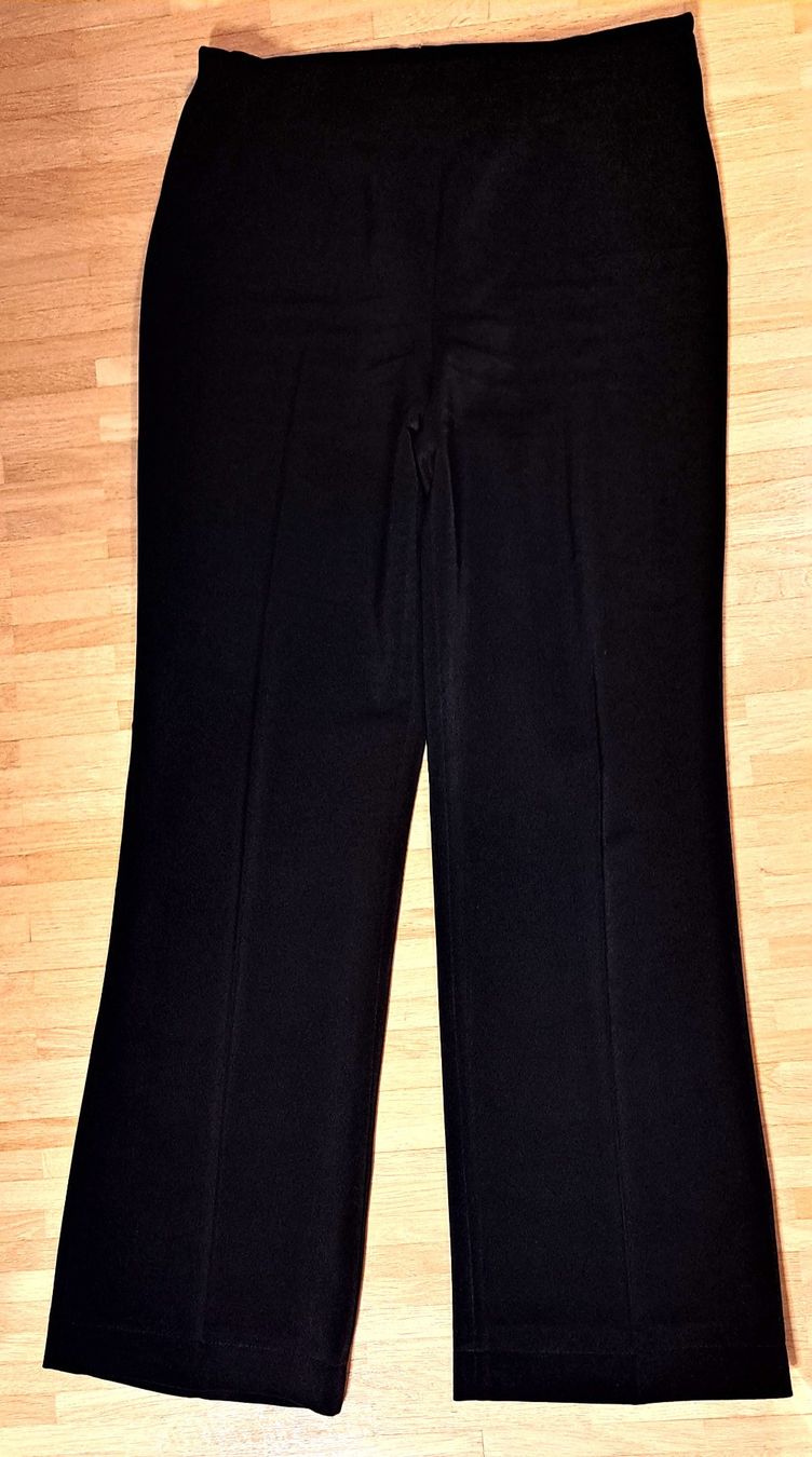 Pantaloni: Confortable pantalon noir – Usato da Le Mont-sur-Lausanne venduto da olatiu 1