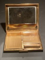 Poudrier vintage avec miroir et peigne, métal doré, R.B
